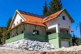 Detaliu fațadă casă din lemn cu ferestre mari termopan