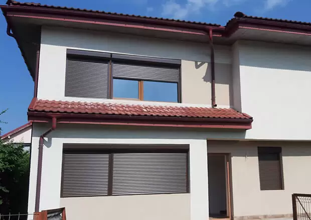 Rulouri exterioare din aluminiu montate pe fațadă